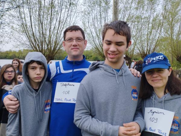 Antoine et sa famille en tenue avant le départ